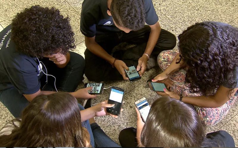 (Foto: Arquivo/EBC) Criança não larga o celular? Excesso de telas na infância dispara casos de ansiedade