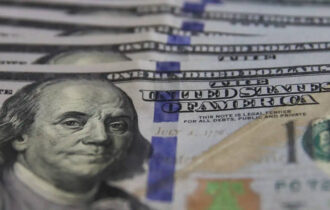 Dólar sobe por temores de recessão mundial com guerra de tarifas