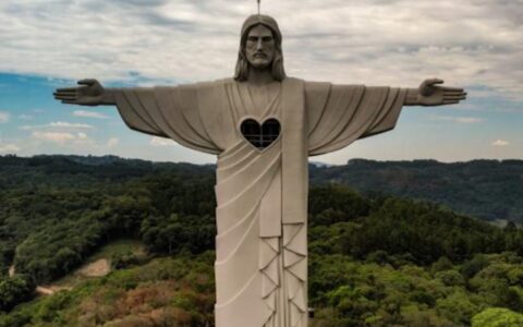 estatua-de-jesus-maior-do-que-