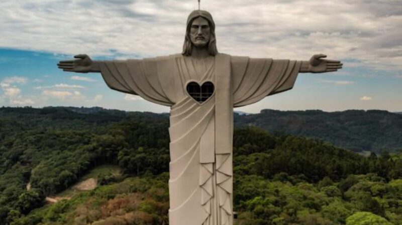 estatua-de-jesus-maior-do-que-