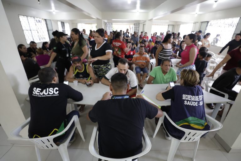 Governo do AM une secretarias para socorrer atingidos pelas chuvas