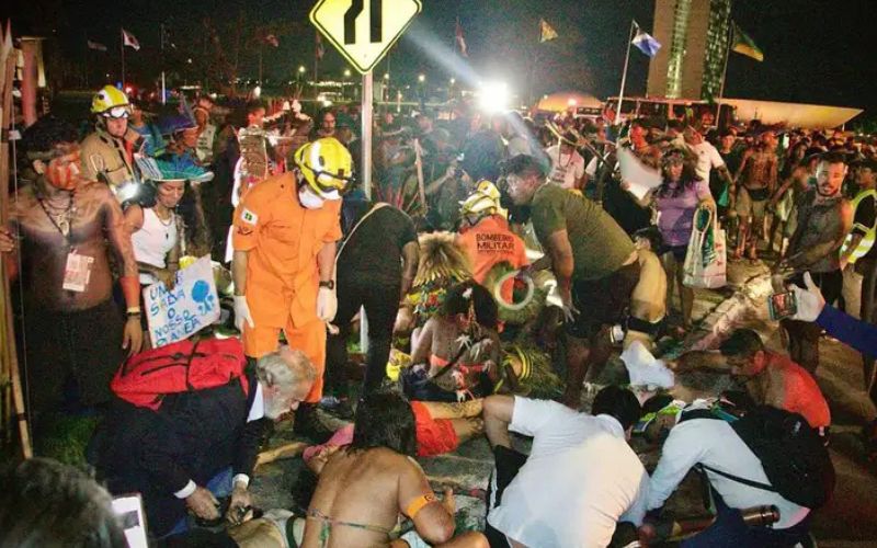 Foto: (Apiboficial/redes sociais) Lideranças indígenas criticam ação policial em frente ao Congresso