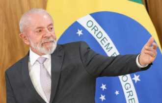 Lula cumprimenta presidente reeleito do Equador