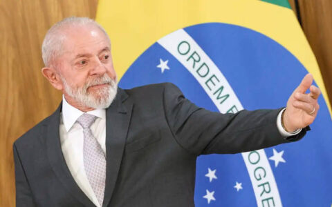 Lula cumprimenta presidente reeleito do Equador