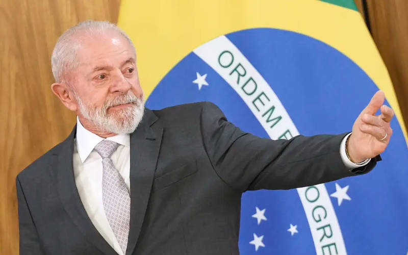 (Foto: Marcelo Camargo/Agência Brasil) Lula cumprimenta presidente reeleito do Equador