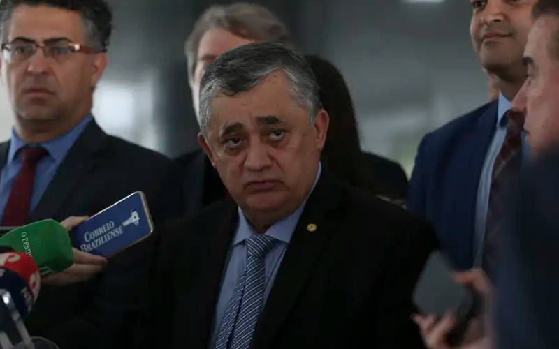 Lula pediu a líderes empenho para discutir IR nos próximos 3 meses, diz José Guimarães