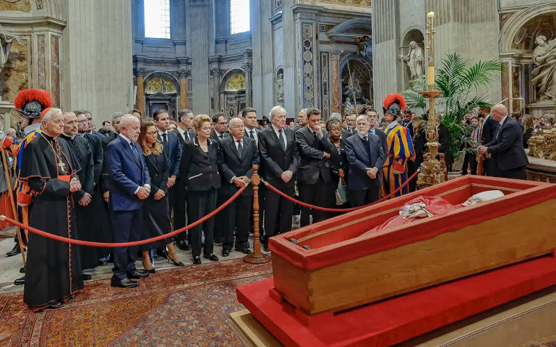 (Foto: Ricardo Stuckert/PR) Lula presta homenagem ao papa Francisco em velório no Vaticano