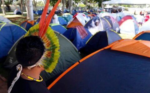 milhares-de-indigenas-acampam-