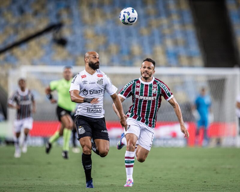 (Foto: Raul Baretta / Santos FC) Neymar se frustra na arquibancada enquanto Santos sofre nova derrota