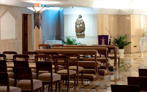 papa-francisco-e-velado-no-vat