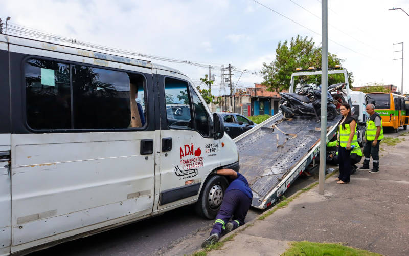 (Foto: Karol Silva/IMMU) Operação ‘Transporte Legal’ flagra veículo sem placas e motorista sem CNH em Manaus
