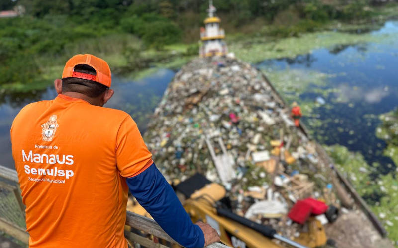 (Foto: Alex Melo/Semulsp) Manaus inicia nova força-tarefa de limpeza nos igarapés para evitar avanço do lixo ao rio Negro