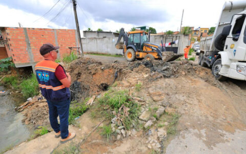 Prefeitura remove 200 toneladas de lixo e entulho acumulados às margens de igarapé na comunidade Águas Claras