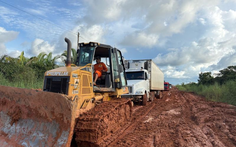 Foto: (Reprodução/ Amigos da BR 319) Inverno amazônico expõe abandono da BR-319: caminhoneiros atolados e rodovia em colapso