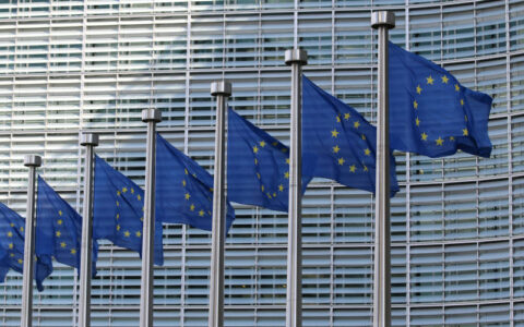 UE decide pausar contramedidas a tarifas dos EUA por 90 dias