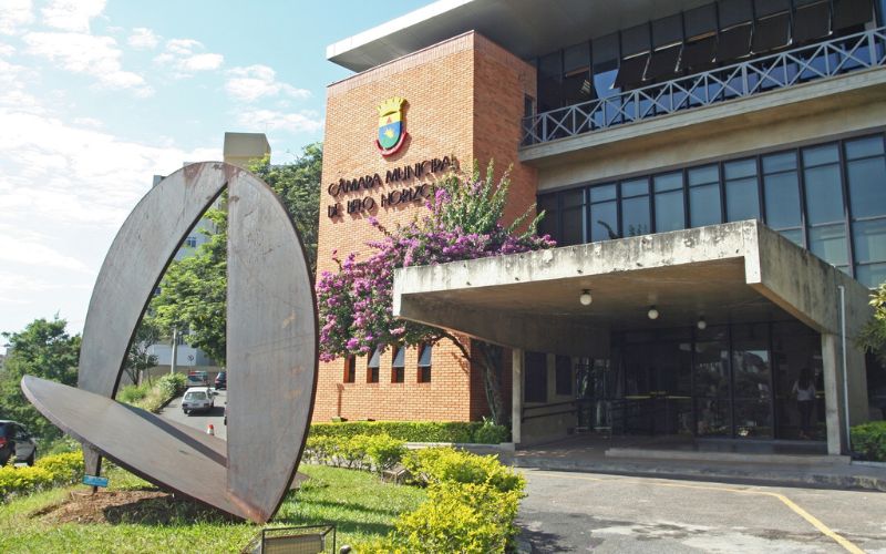 Vereadores de BH criam vale-alimentação de R$ 2,3 mil e reajustam salários de servidores