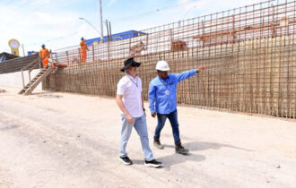 Prefeito David Almeida vistoria avanço das obras do complexo viário Rei Pelé na zona Leste