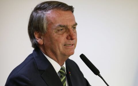 bolsonaro-usa-ato-para-atacar-