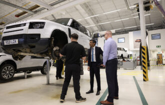 jaguar-land-rover-interrompe-e