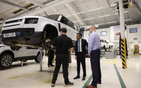 jaguar-land-rover-interrompe-e