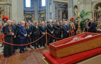 Lula presta homenagem ao papa Francisco em velório no Vaticano