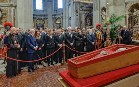 Lula presta homenagem ao papa Francisco em velório no Vaticano