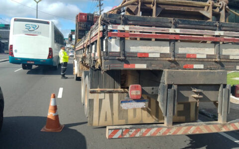 Operação da prefeitura fiscaliza veículos pesados na zona Centro-Sul de Manaus
