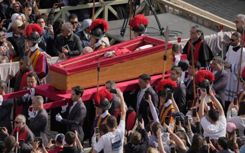 papa-francisco-e-sepultado-em-