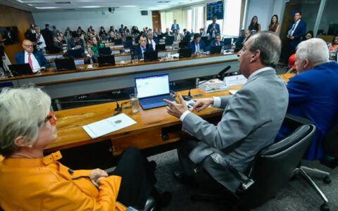 PEC do fim da reeleição para chefes do Executivo avança no Senado