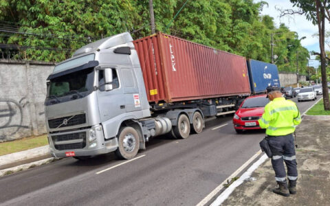 Prefeitura de Manaus intensifica fiscalização e autua veículos pesados na avenida Ephigênio Salles