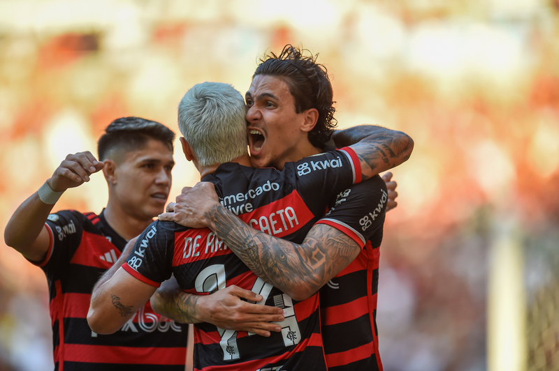rubro-negro-goleia-em-casa-e-l