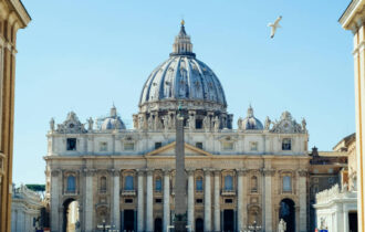 Vaticano mantém Basílica de São Pedro aberta durante a noite para visitação ao corpo do papa