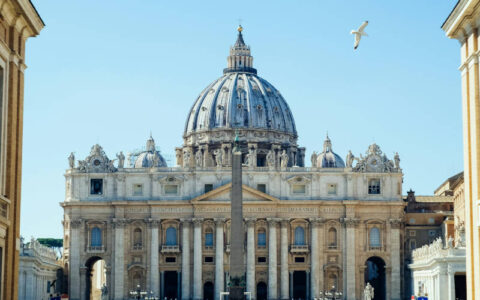 Vaticano mantém Basílica de São Pedro aberta durante a noite para visitação ao corpo do papa