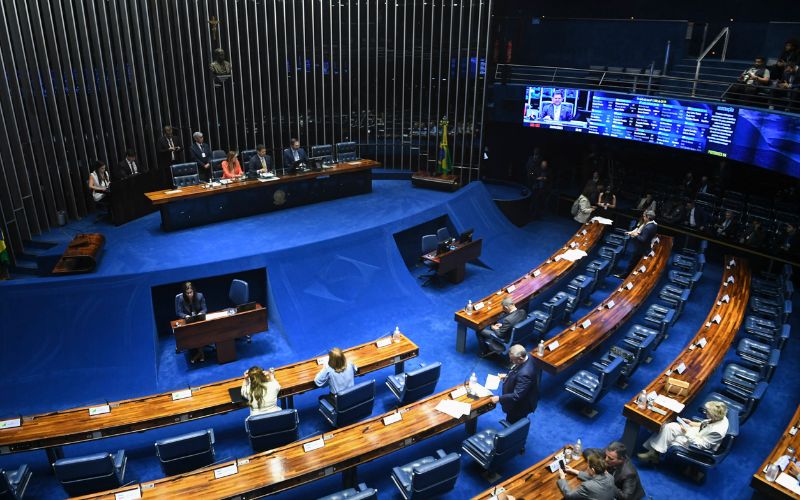 CCJ adia votação de PEC que acaba com reeleição para cargos do Executivo