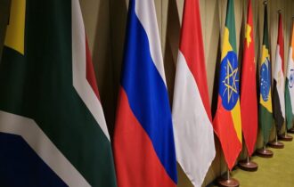 economia-dos-brics-cresce-acim