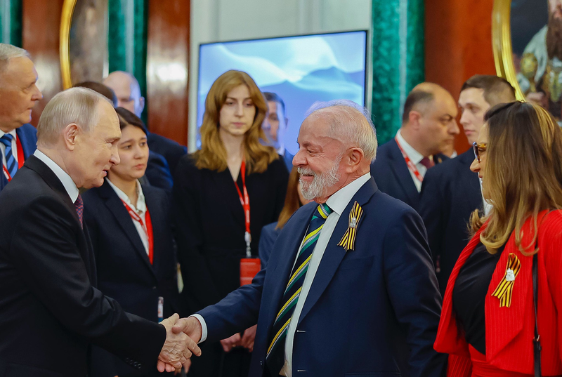 Entre aliados polêmicos, Lula critica Trump e prestigia desfile com Putin