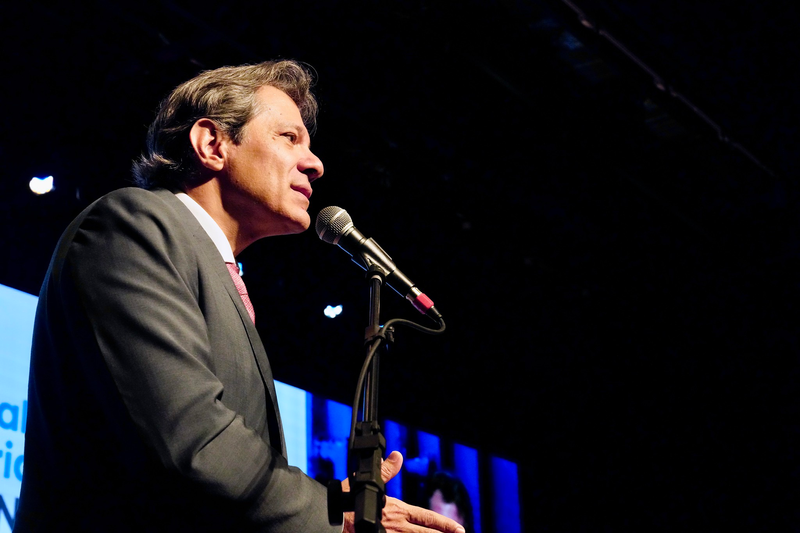 Ministro Haddad nega ter falado com Lula sobre recuo do IOF