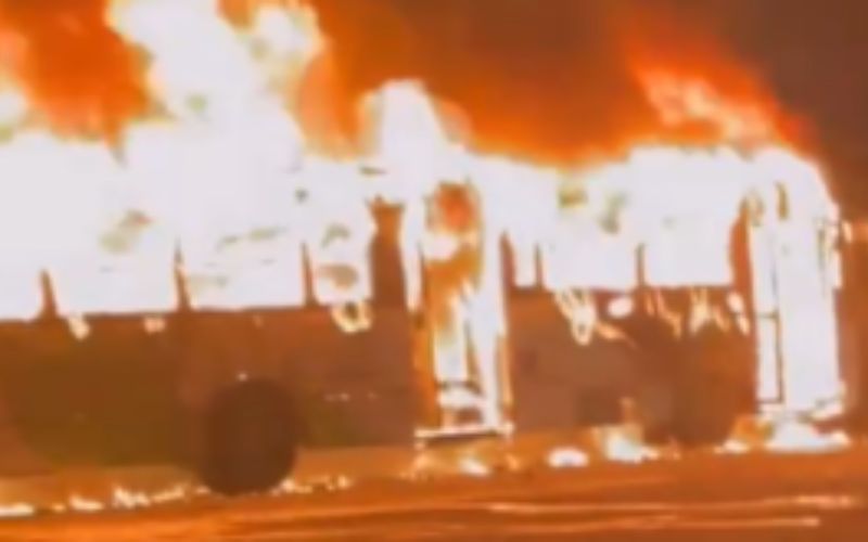 onibus-e-incendiado-por-morado