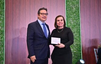 Presidente do TCE-AM é homenageada em Congresso Internacional