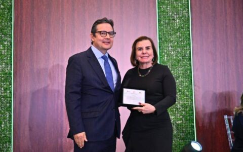 Presidente do TCE-AM é homenageada em Congresso Internacional