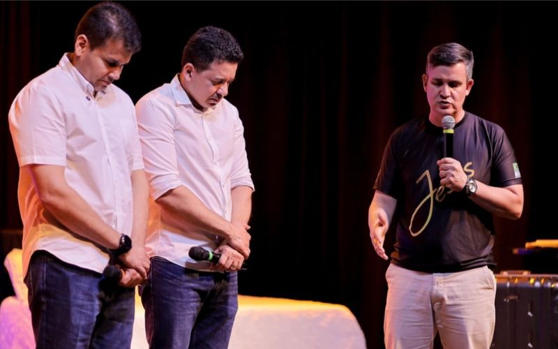 Rosses e Péricles expõe propostas em evento religioso