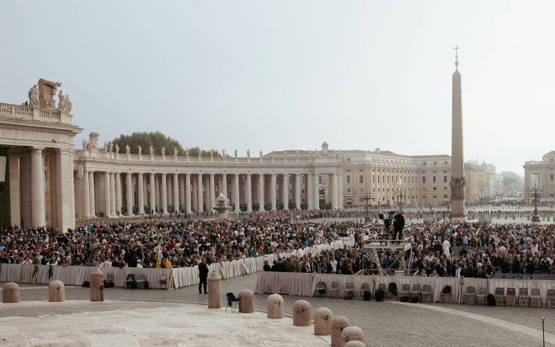 Semana tem conclave para eleger novo papa e STF segue julgando denúncia do golpe do 8/1