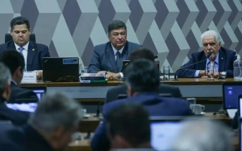 Relator da PEC do fim da reeleição no Senado negocia aprovação em plenário