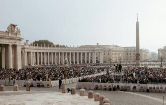 Semana tem conclave para eleger novo papa e STF segue julgando denúncia do golpe do 8/1