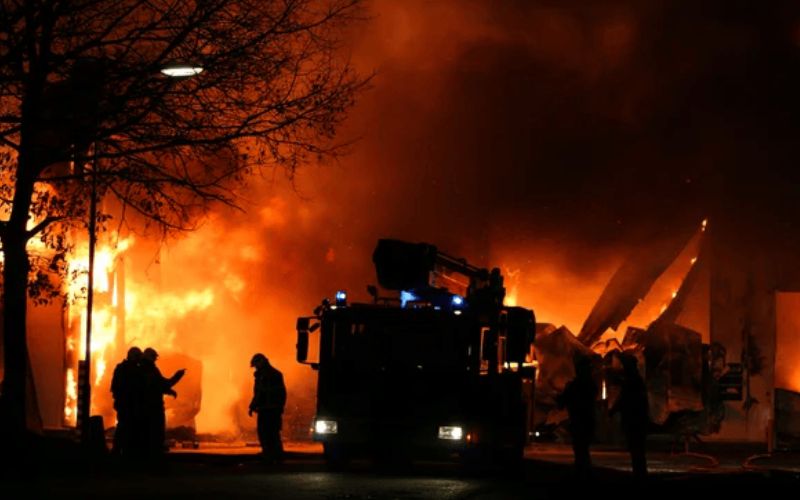Brasileira de 48 anos morre ao pular do 4º andar para escapar de incêndio em prédio na Itália