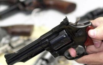 crianca-de-2-anos-pega-arma-do