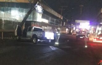 motorista-colide-com-poste-apo