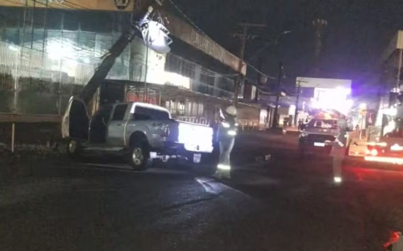 motorista-colide-com-poste-apo