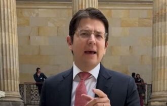 Pré-candidato à presidência da Colômbia passa por cirurgia após ser baleado