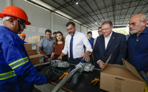 Governador vistoria remessa de luminárias para Jutaí e Fonte Boa